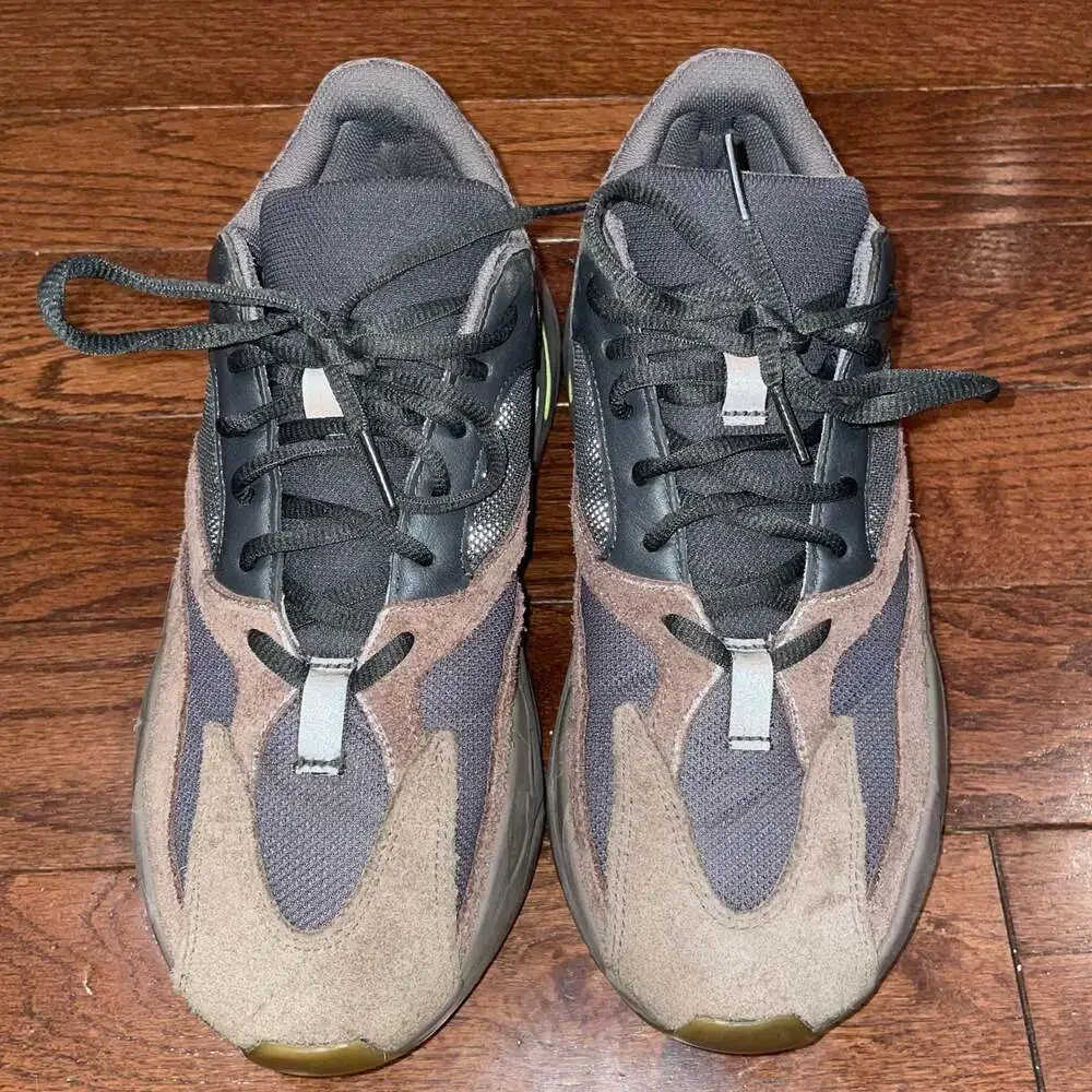 Adidas Yeezy Boost 700 Mauve Sneakers